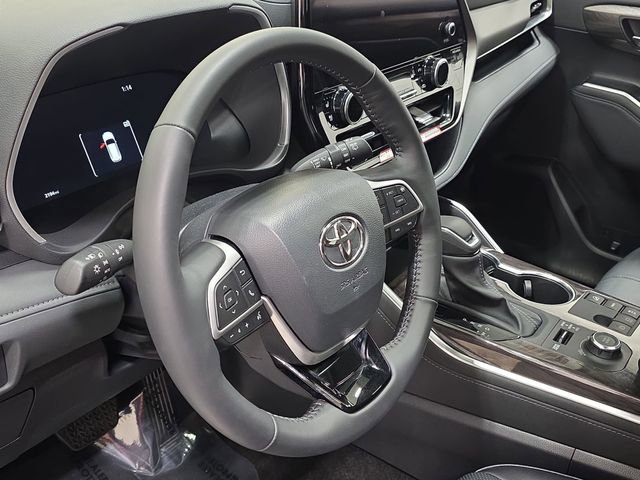 Certified 2025 Toyota Highlander Limited image 12