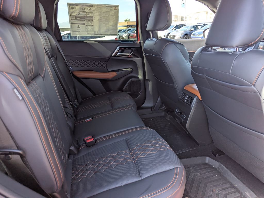 Used 2025 Mitsubishi Outlander 4WD Plug-In Hybrid image 36