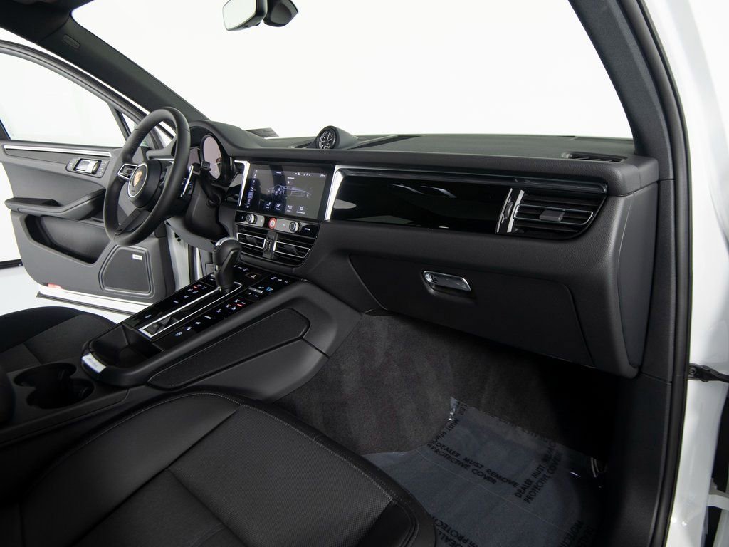 Certified 2025 Porsche Macan image 29