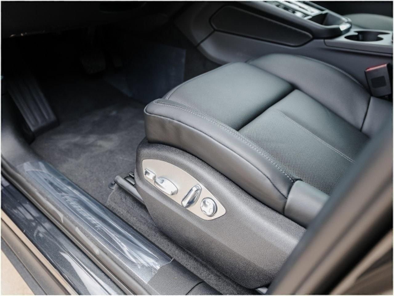 Certified 2025 Porsche Macan AWD/4WD image 14