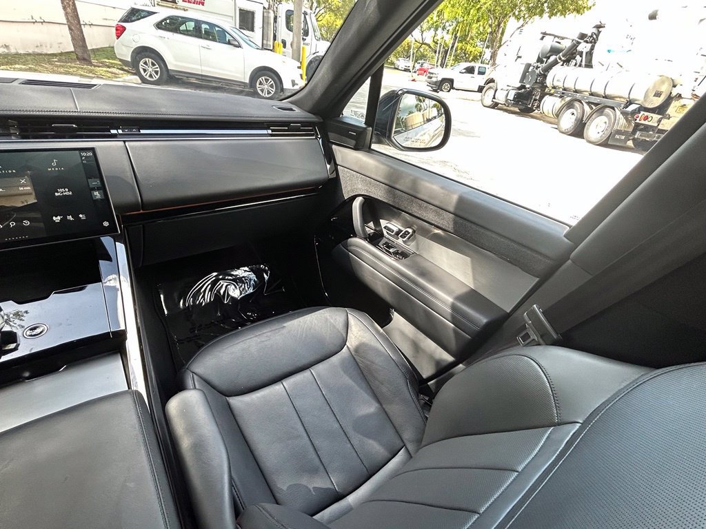 Used 2025 Land Rover Range Rover Sport SE AWD/4WD image 11