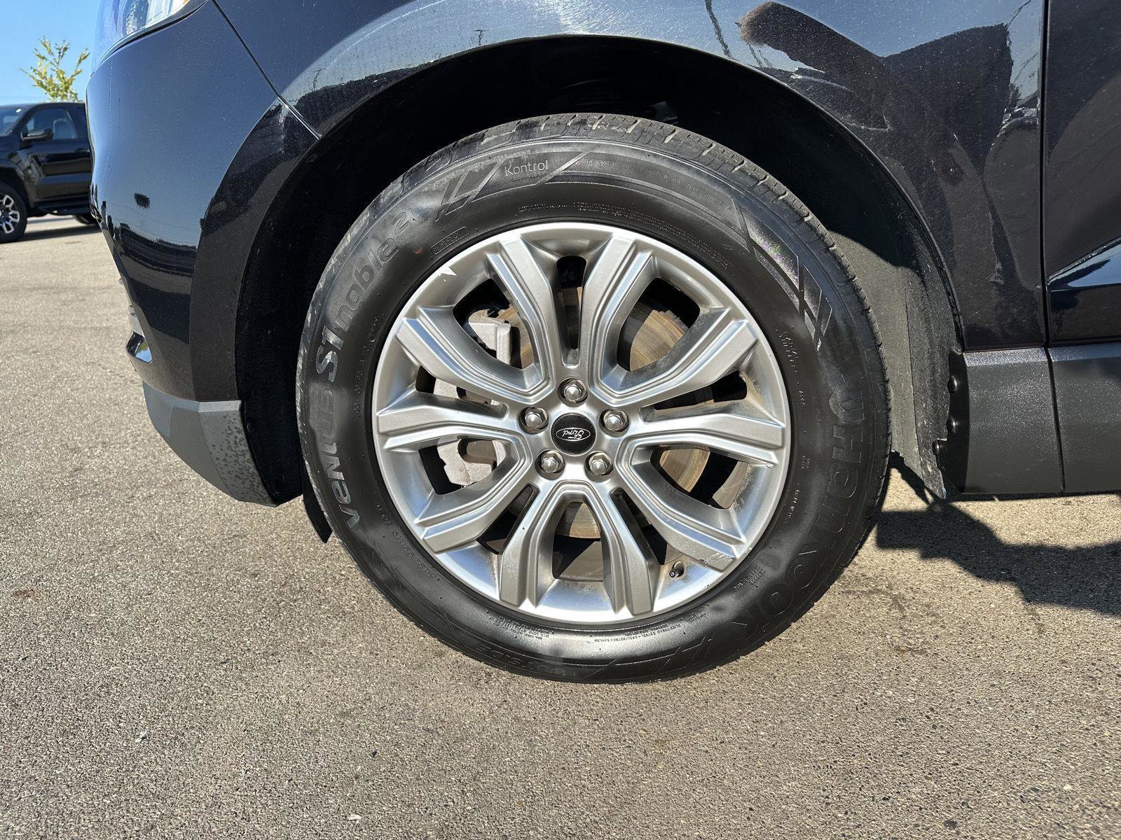 Used 2024 Ford Edge Titanium image 2