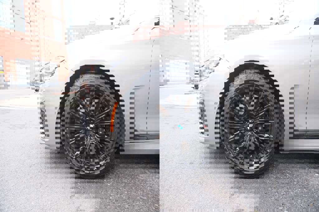 Used 2021 BMW 750i xDrive w/ Executive Package image 5