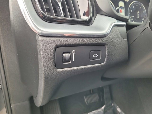 Used 2018 Volvo XC60 T6 Momentum w/ Convenience Package image 12