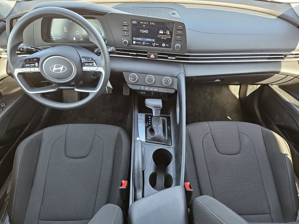 Used 2025 Hyundai Elantra SE image 19