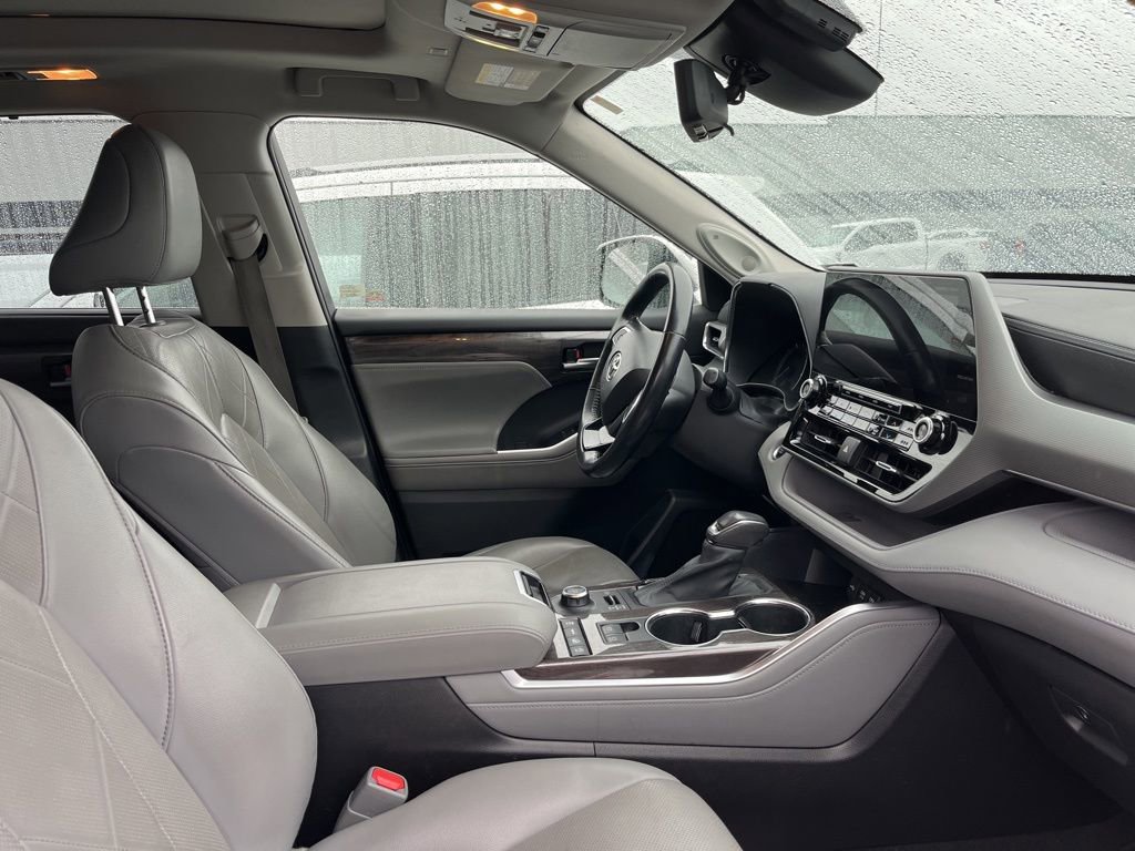 Used 2020 Toyota Highlander Platinum AWD/4WD image 2