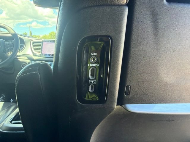 Used 2022 Chrysler Pacifica Touring-L w/ Uconnect Theater Family Group FWD image 15