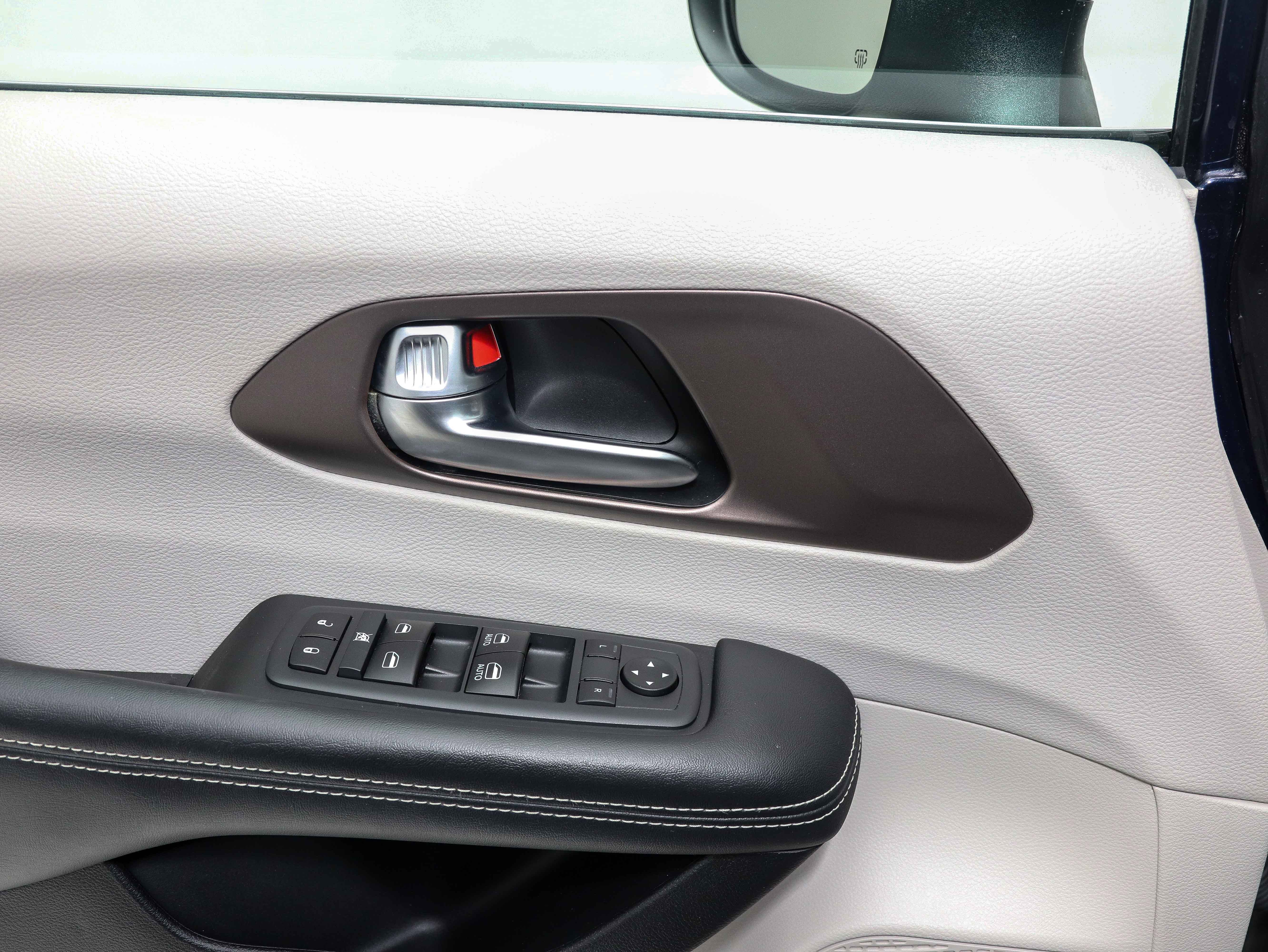 Used 2020 Chrysler Voyager LX image 27