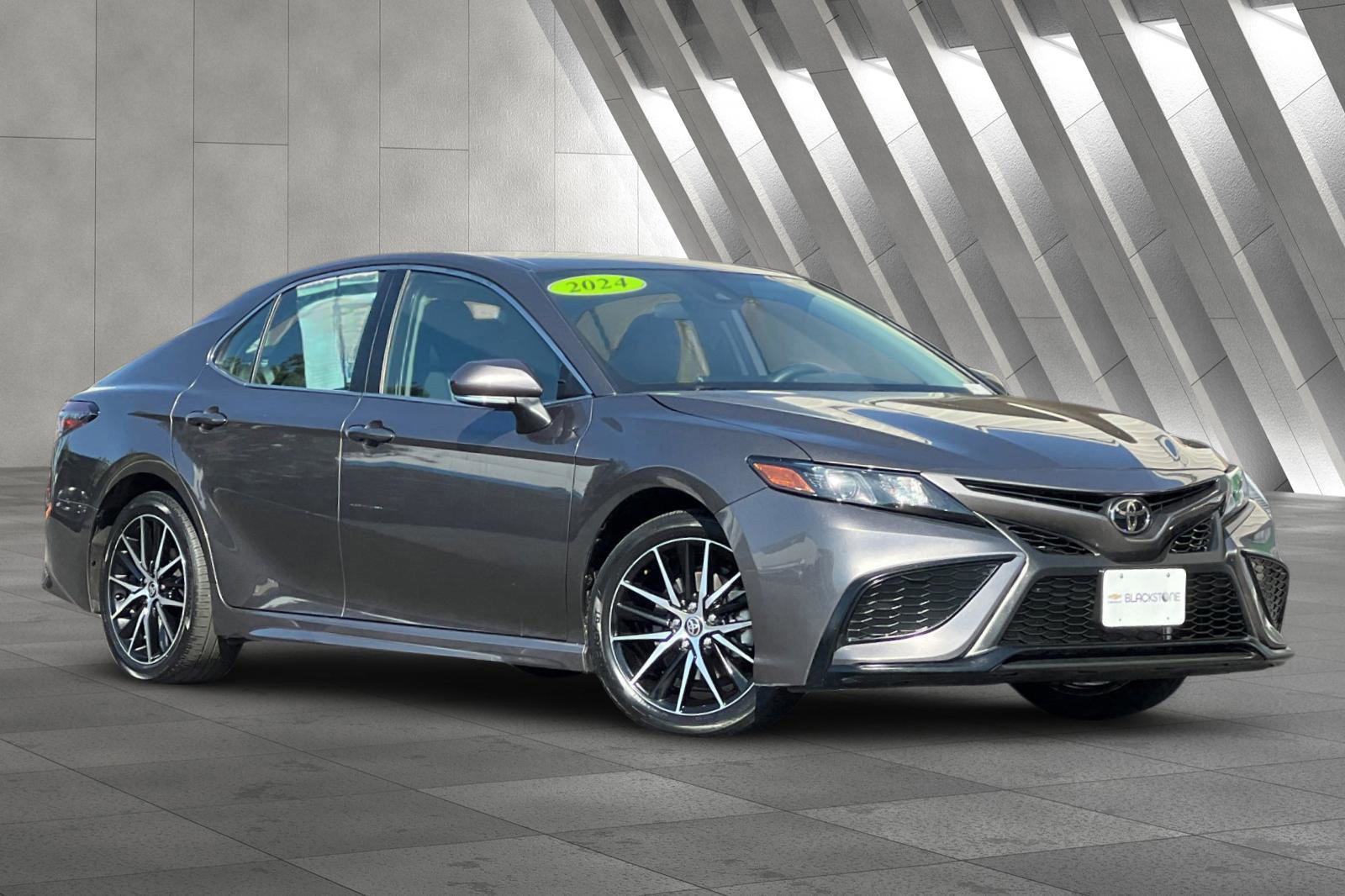 Used 2024 Toyota Camry SE image 2