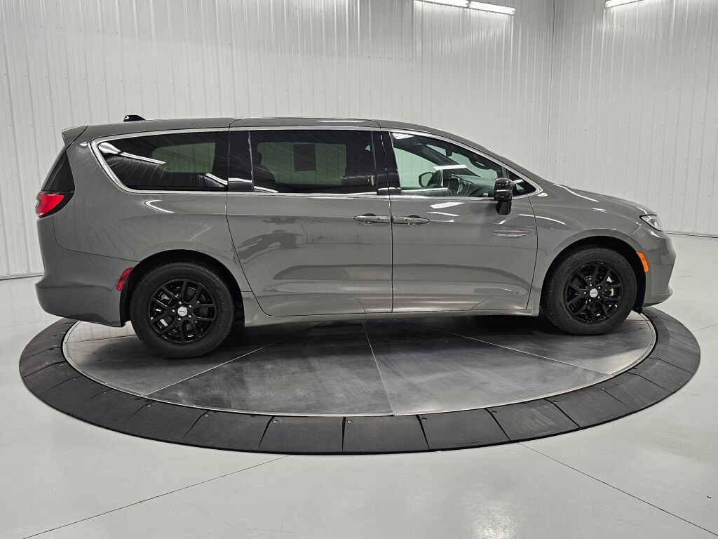 Used 2025 Chrysler Pacifica Select FWD image 6