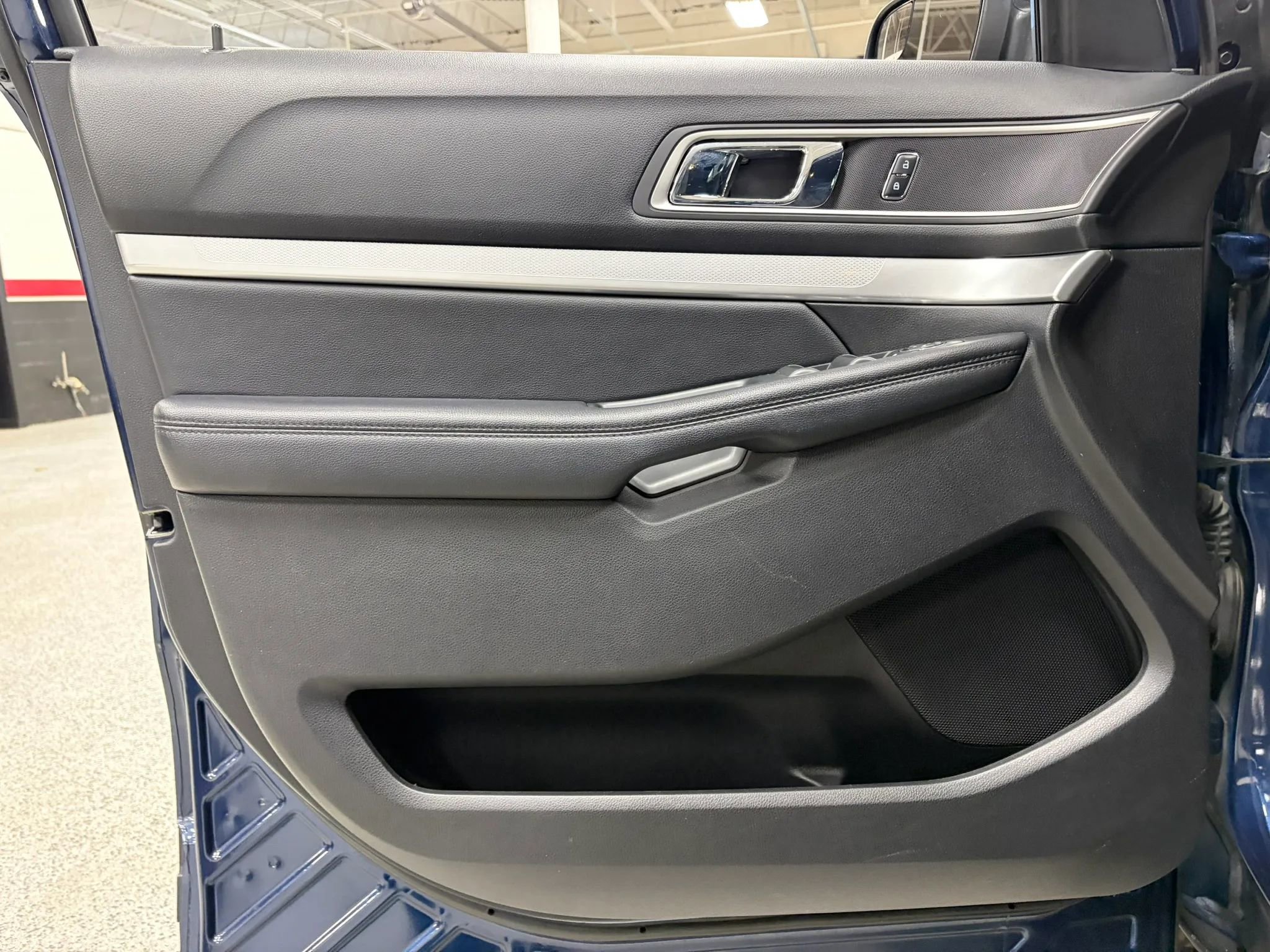 Used 2017 Ford Explorer XLT w/ Equipment Group 201A AWD/4WD image 19