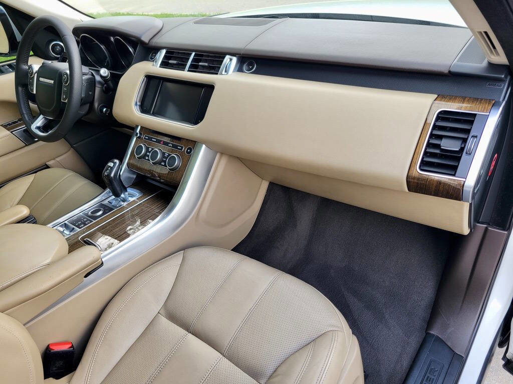 Used 2016 Land Rover Range Rover Sport SE image 18