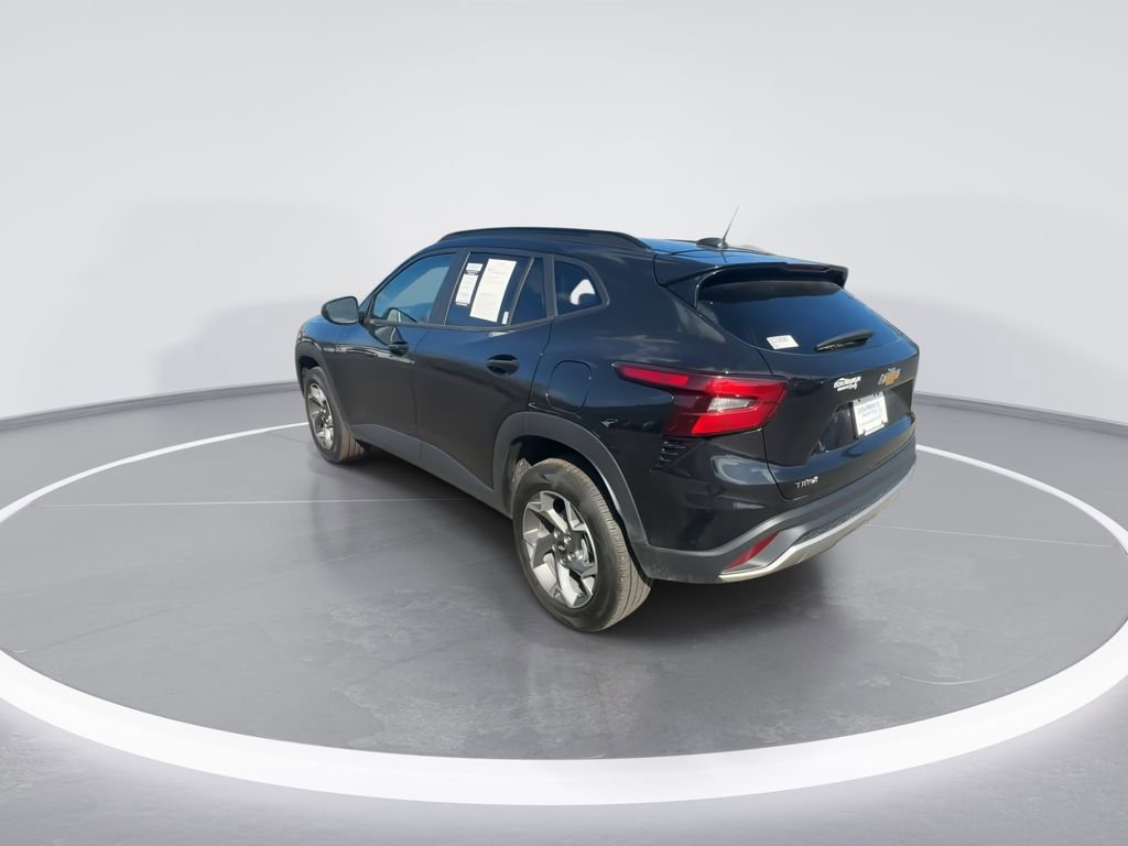 Used 2025 Chevrolet Trax LT w/ LT Convenience Package image 6