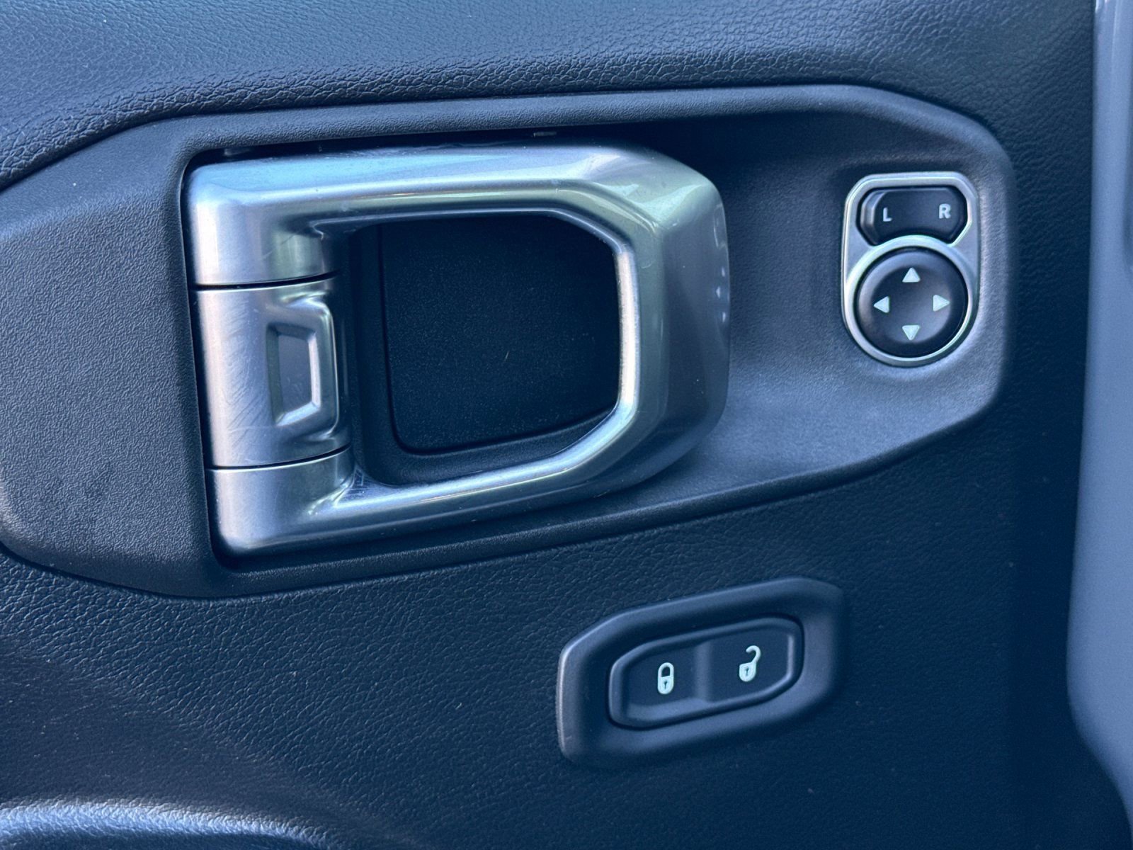 Used 2023 Jeep Wrangler Willys image 12