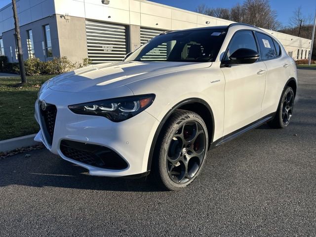 New 2025 Alfa Romeo Stelvio Sprint image 4