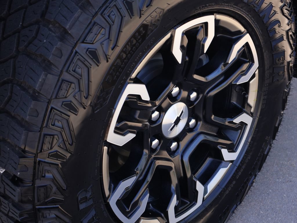Certified 2025 Chevrolet Silverado 1500 ZR2 AWD/4WD image 46