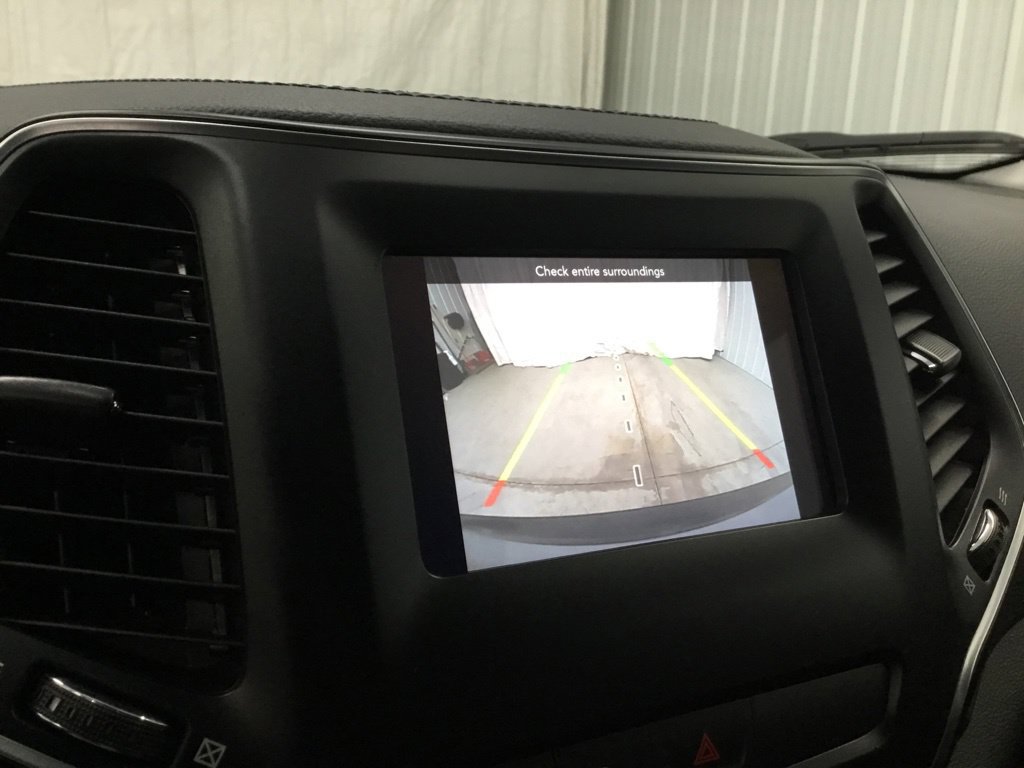 Used 2019 Jeep Cherokee Latitude Plus w/ Cold Weather Group AWD/4WD image 31