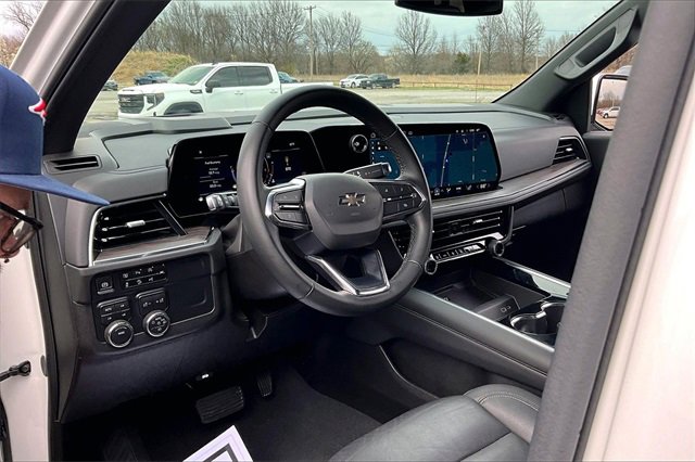Used 2025 Chevrolet Suburban Z71 image 17