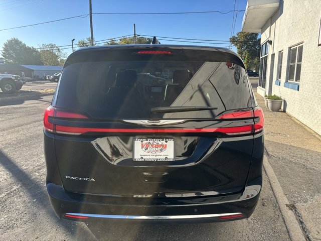 Used 2024 Chrysler Pacifica Touring-L image 7