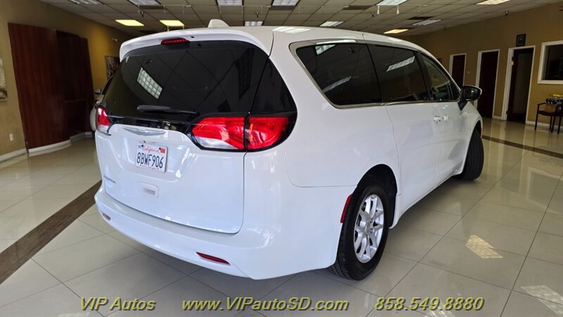 Used 2017 Chrysler Pacifica Touring FWD image 4
