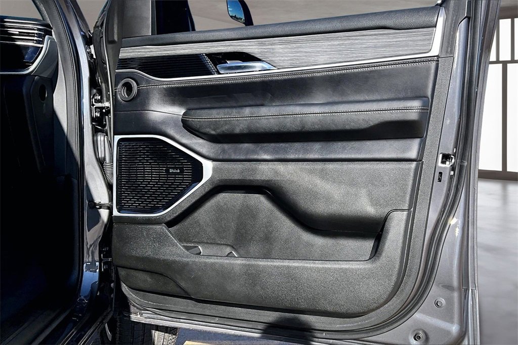 Used 2023 Jeep Wagoneer Series III w/ Premium Group I image 19