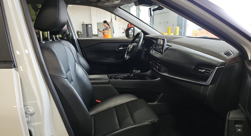 Used 2023 Nissan Rogue SV w/ SV Premium B Package image 11