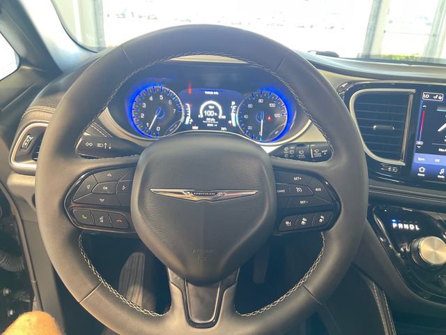 Used 2025 Chrysler Pacifica Limited FWD image 8