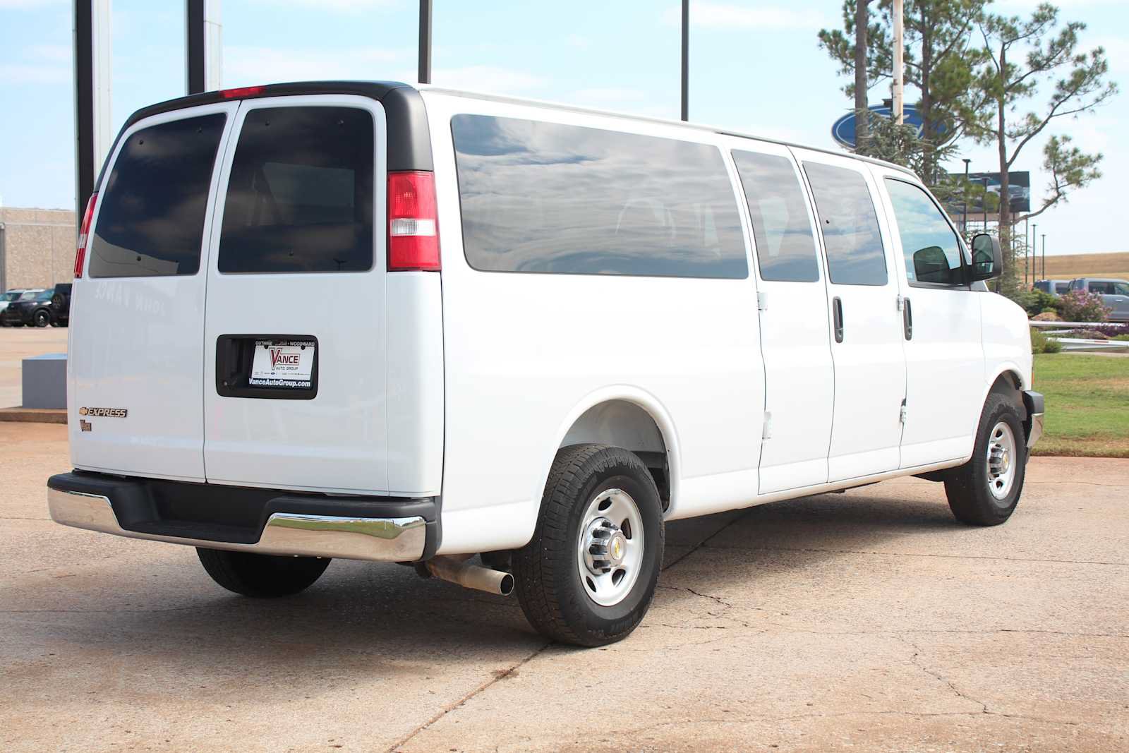Used 2025 Chevrolet Express 3500 LT w/ LT Preferred Equipment Group RWD image 12