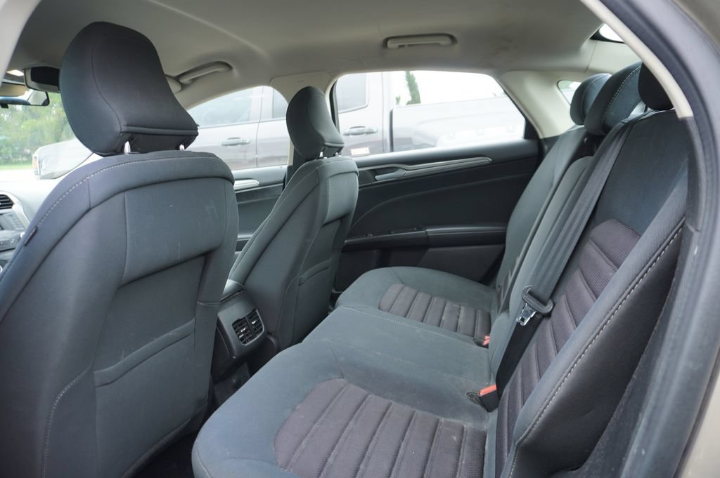 Used 2017 Ford Fusion SE FWD image 4