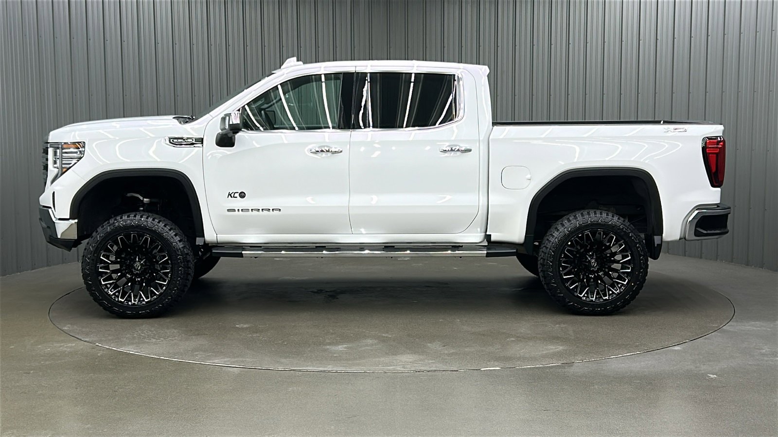 Used 2023 GMC Sierra 1500 SLT image 2