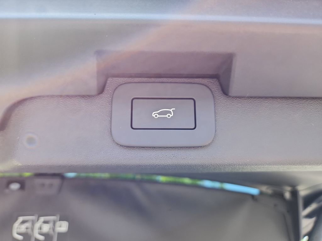 Used 2025 Land Rover Discovery S image 14