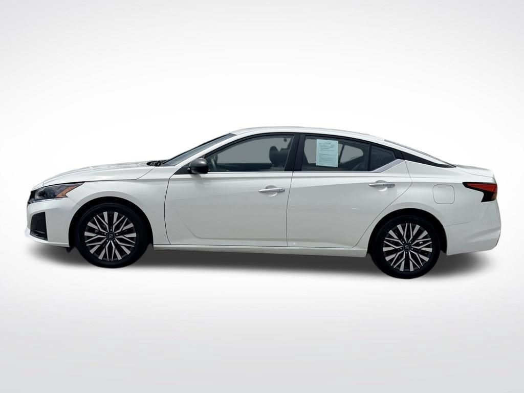 Used 2025 Nissan Altima 2.5 SV FWD image 3