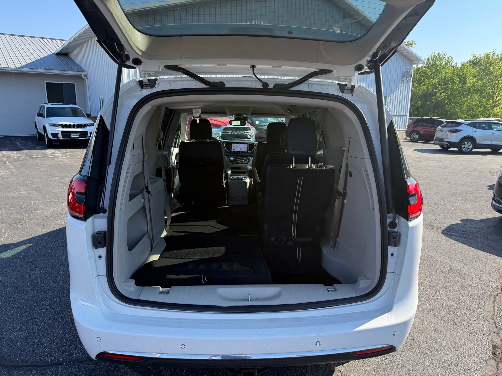 Used 2023 Chrysler Pacifica Touring-L AWD/4WD image 22