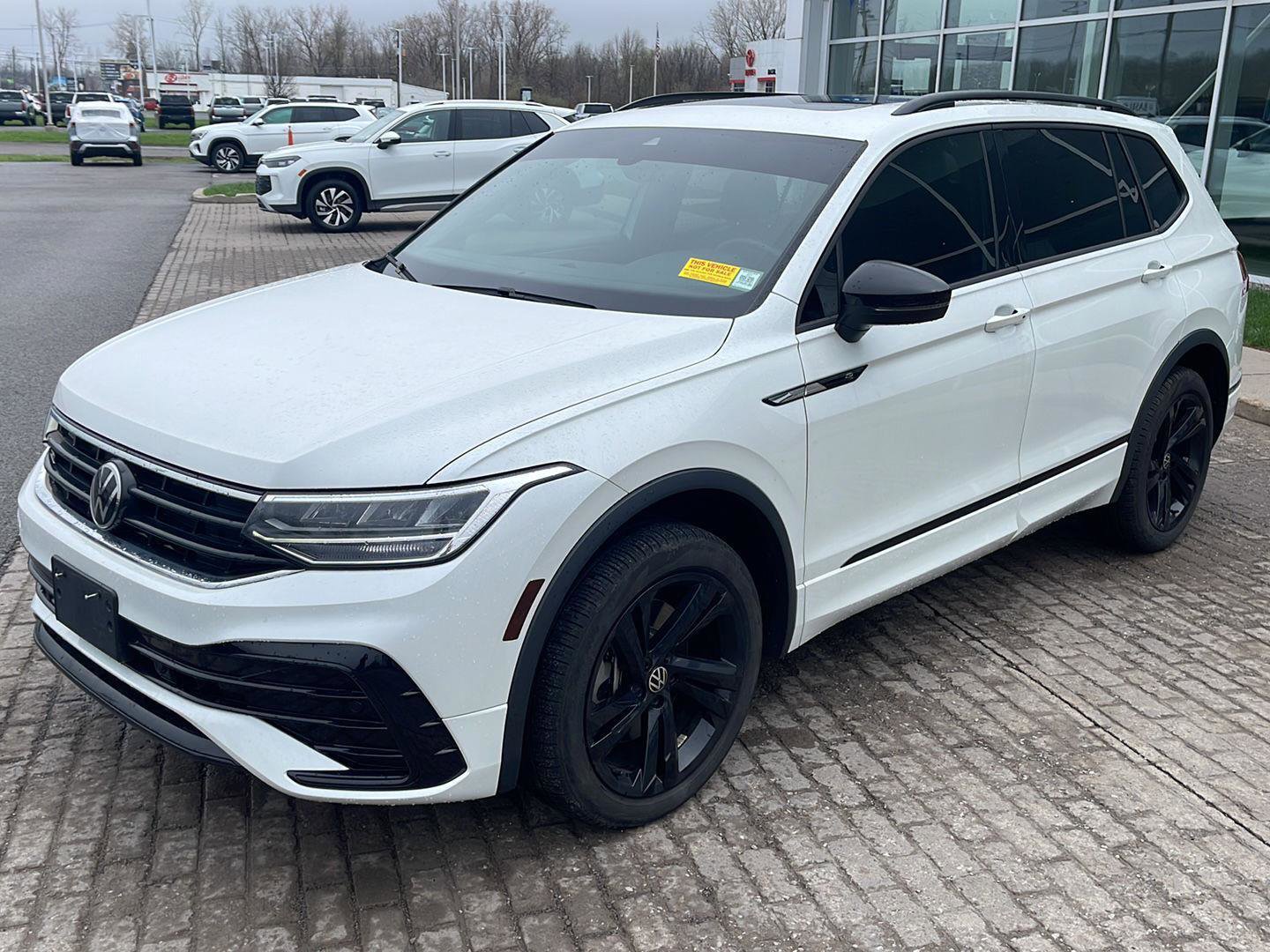 Used 2024 Volkswagen Tiguan SE R-Line AWD/4WD image 3