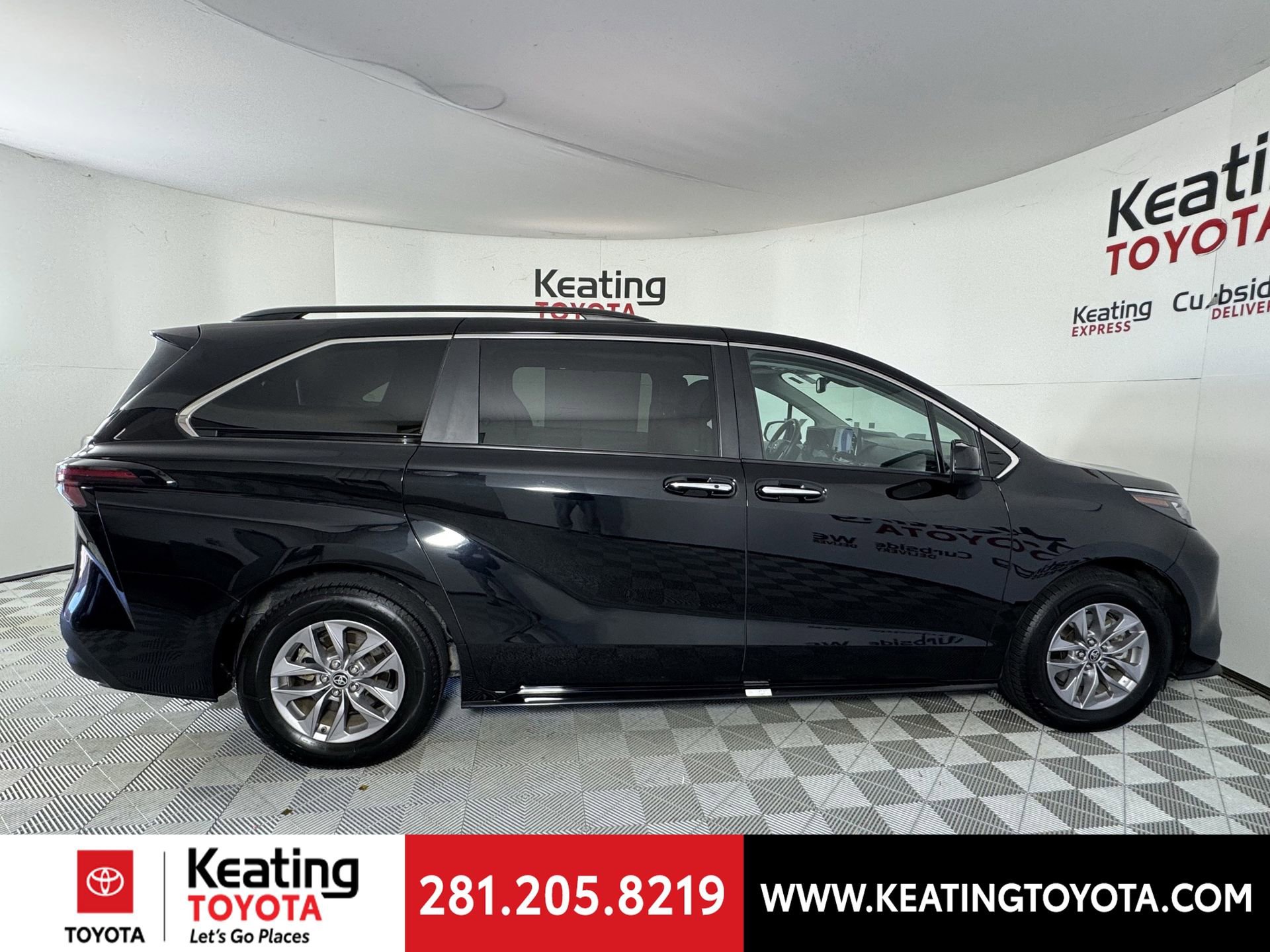 Certified 2024 Toyota Sienna XLE image 5