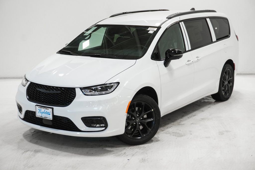 New 2026 Chrysler Pacifica Select w/ S Appearance Package image 2