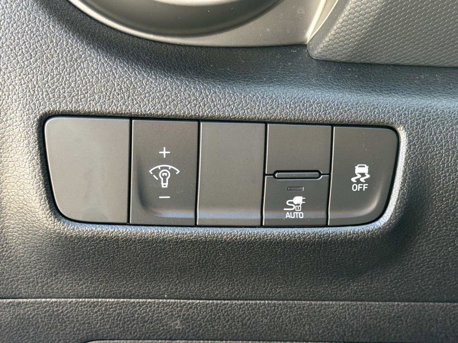 Used 2023 Hyundai Kona SE image 16