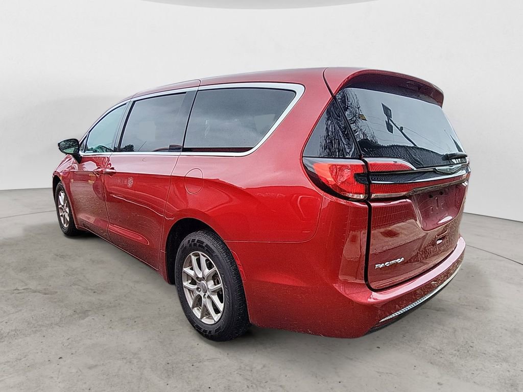 Used 2024 Chrysler Pacifica Touring-L image 2