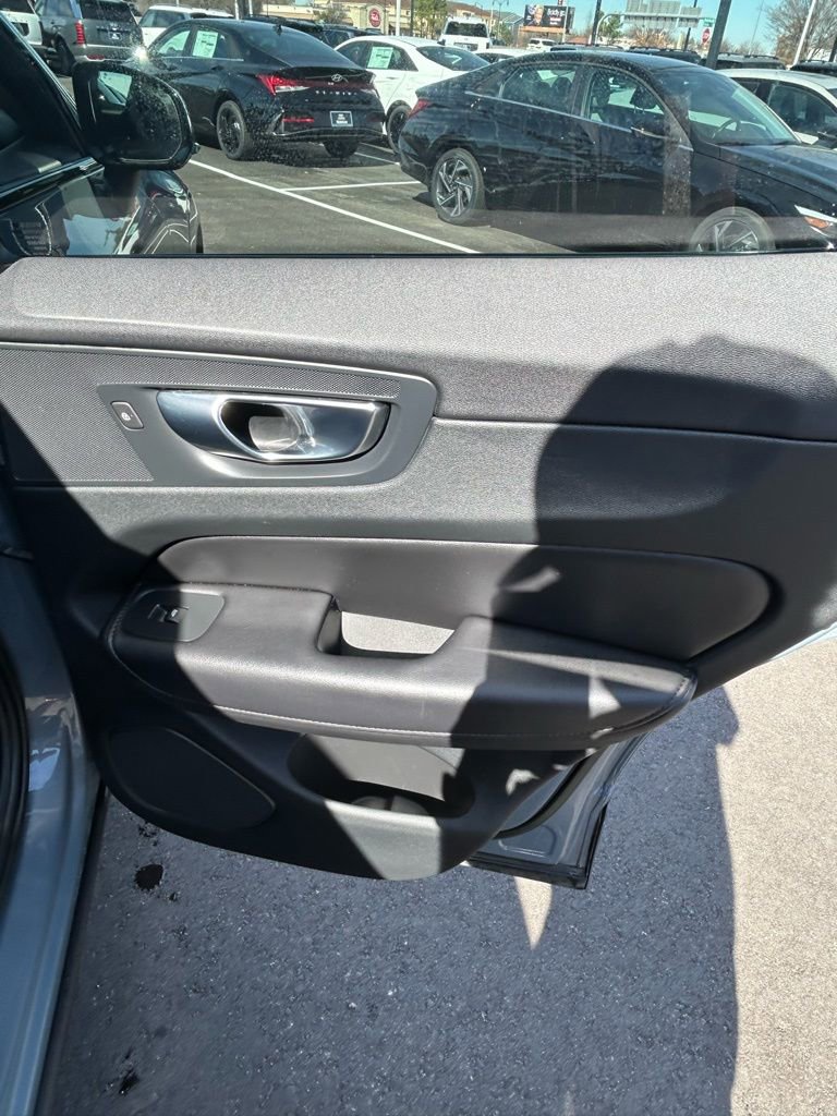 Used 2023 Volvo XC60 B5 Plus image 14