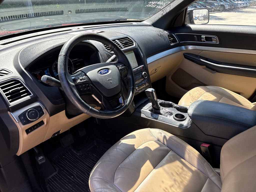 Used 2017 Ford Explorer XLT w/ Equipment Group 202A image 6