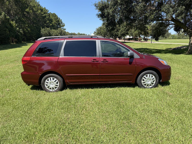 Used 2005 Toyota Sienna CE w/ CE Pkg 1 FWD image 2