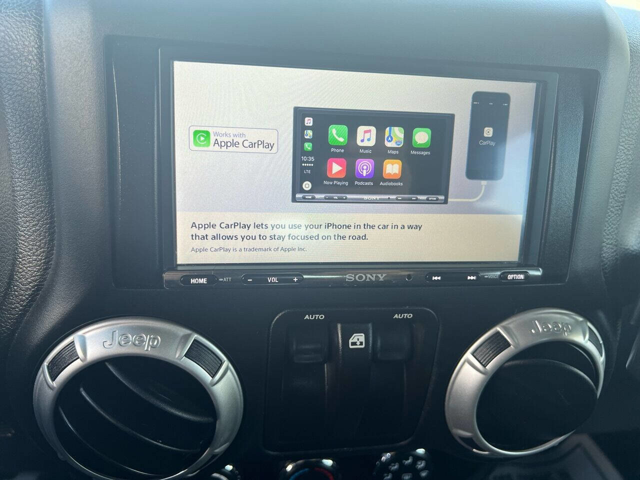 Used 2018 Jeep Wrangler Sahara w/ Connectivity Group AWD/4WD image 23