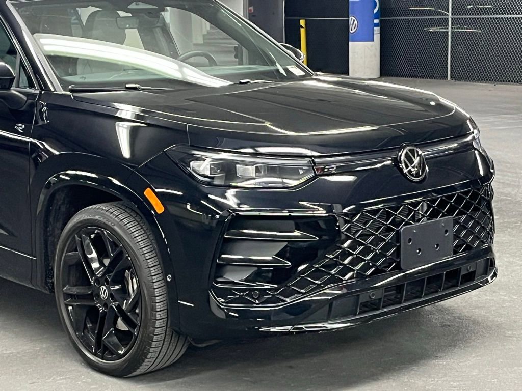 Used 2025 Volkswagen Tiguan SE R-Line image 40