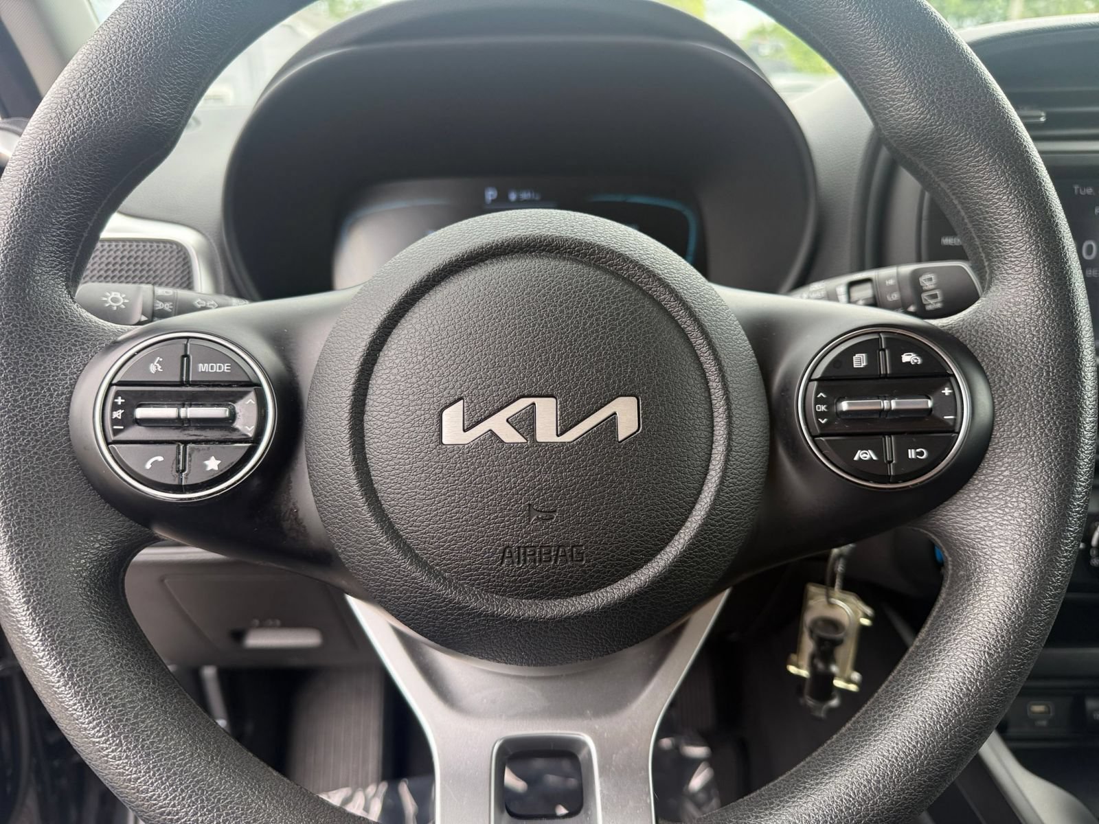 Used 2025 Kia Soul LX w/ LX Technology Package FWD image 25