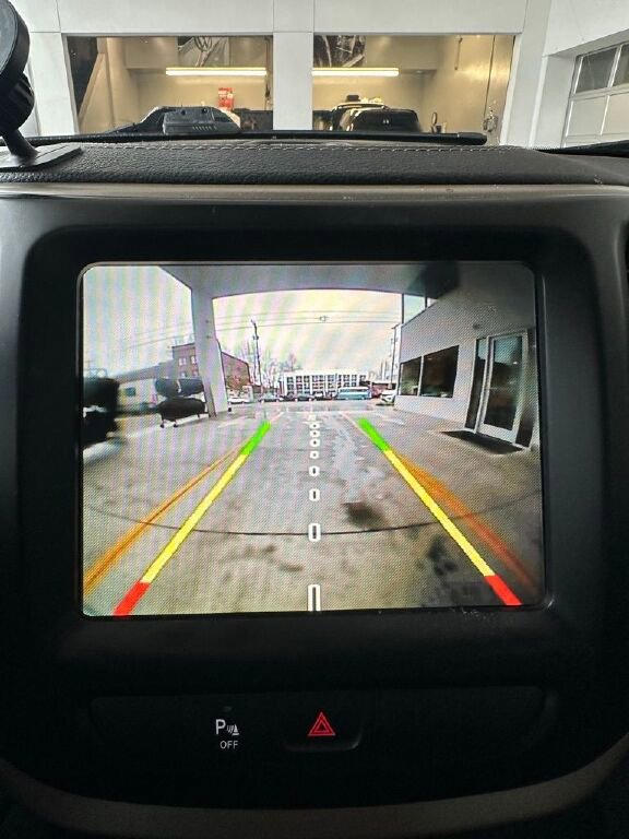 Used 2017 Jeep Cherokee Latitude w/ Safety/Convenience Group image 13