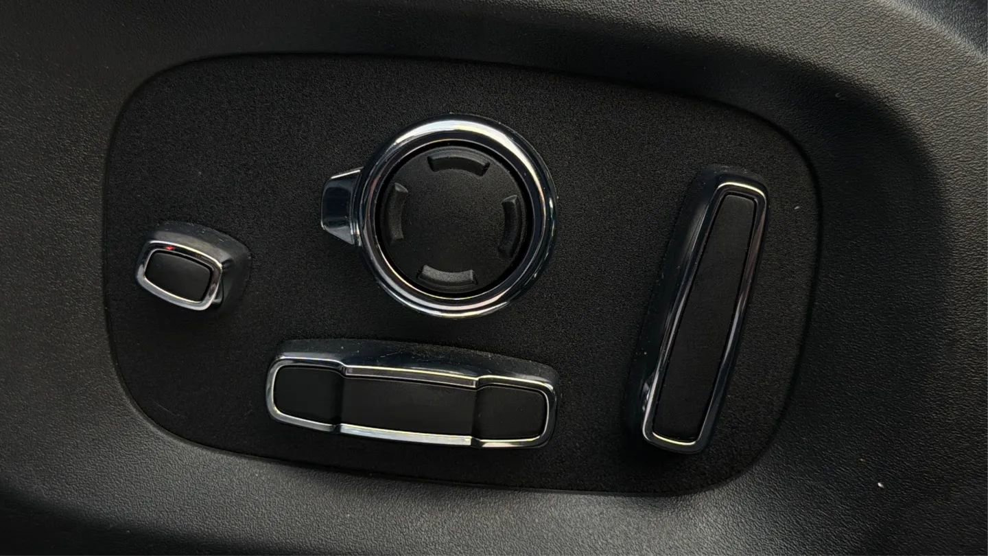 Used 2016 Jaguar XJ L Portfolio RWD image 45