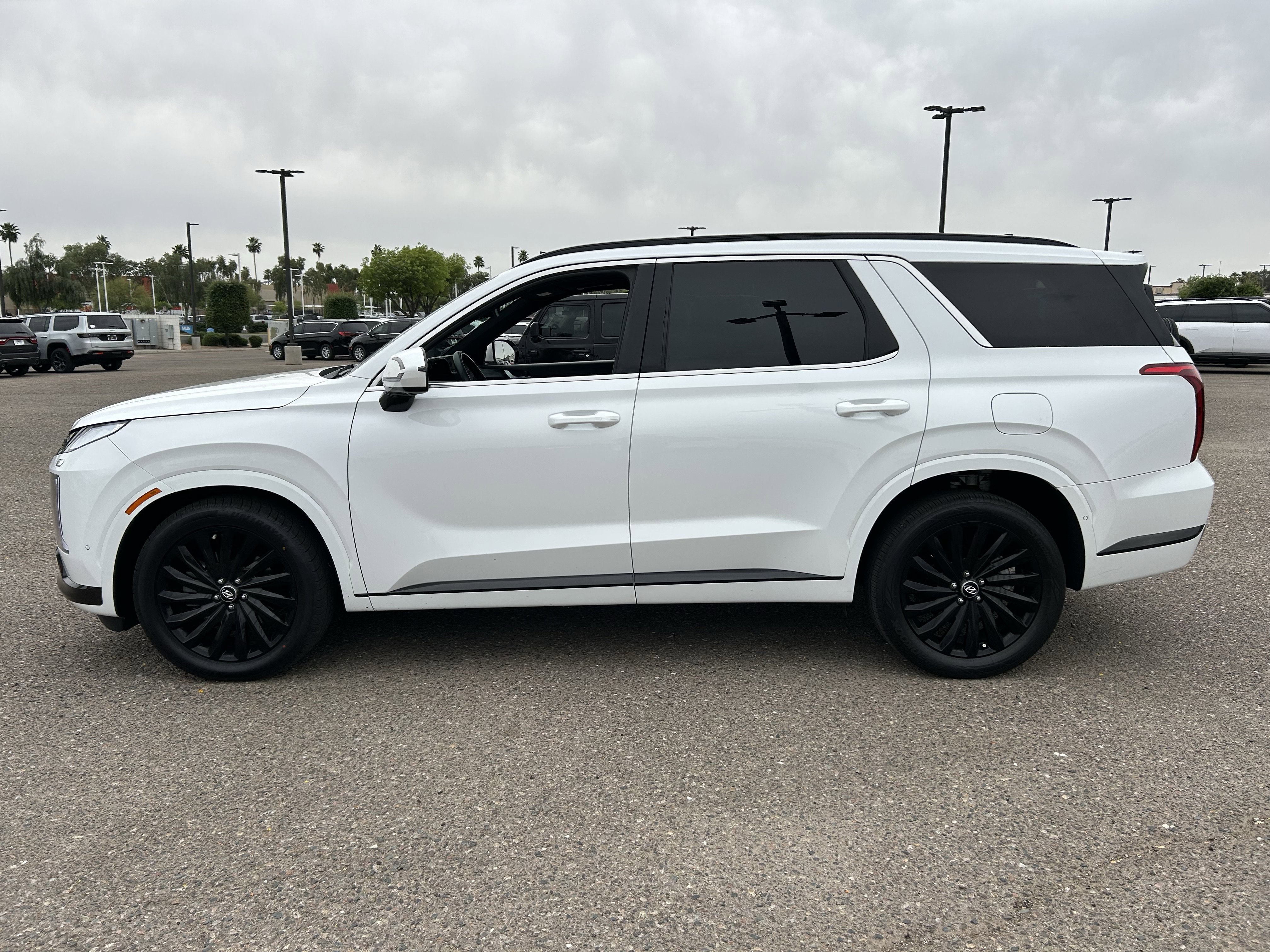 Used 2024 Hyundai Palisade Calligraphy image 3