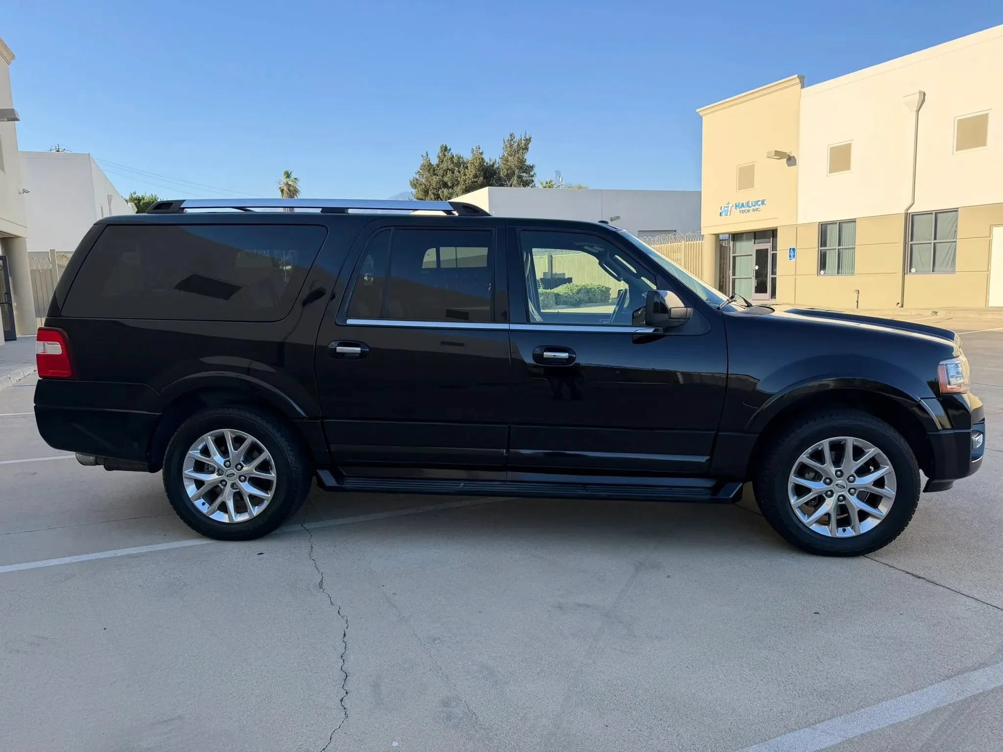 Used 2017 Ford Expedition EL Limited RWD image 4