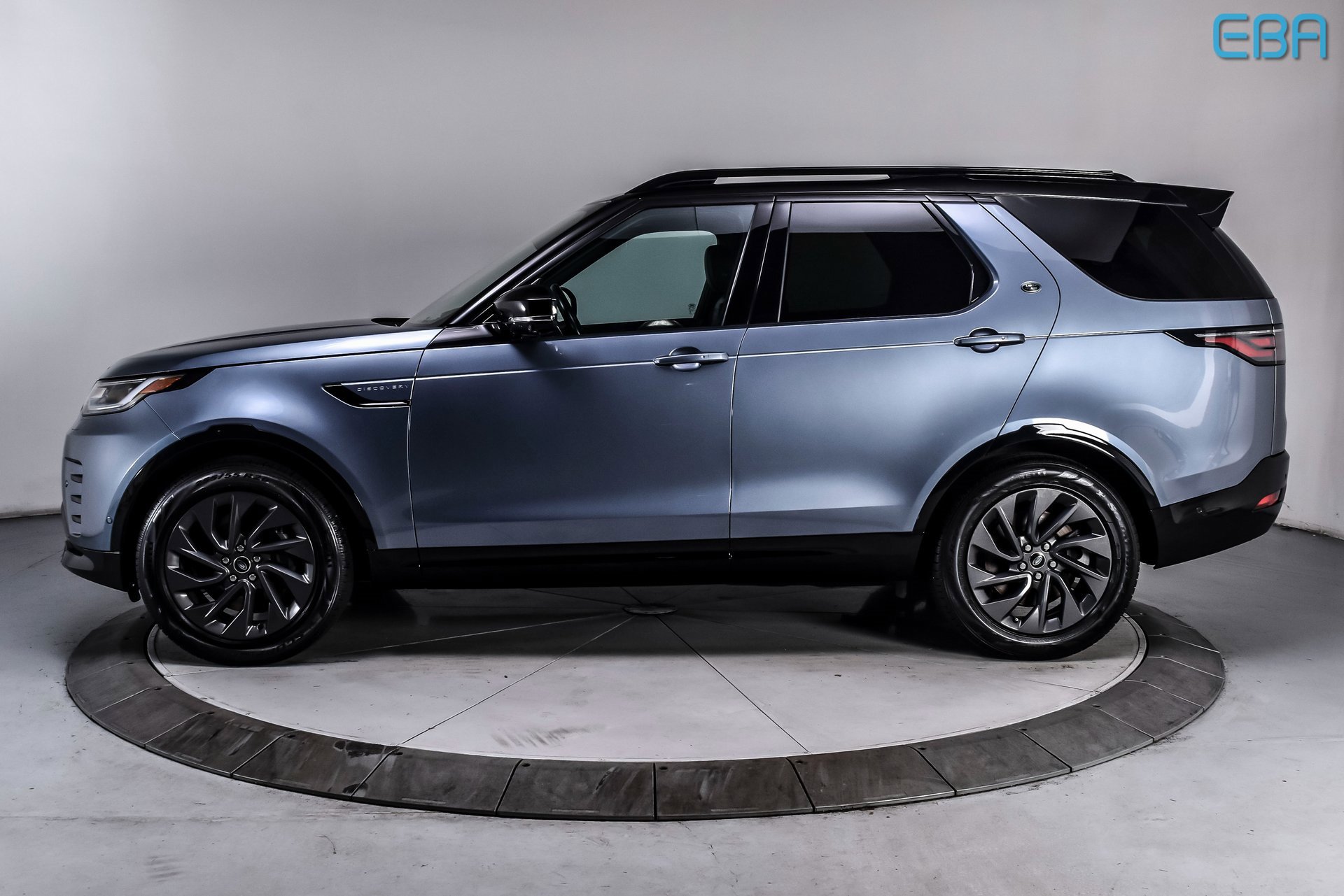 Used 2023 Land Rover Discovery S R-Dynamic image 3