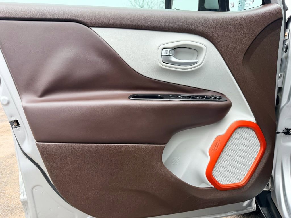 Used 2016 Jeep Renegade Limited image 9